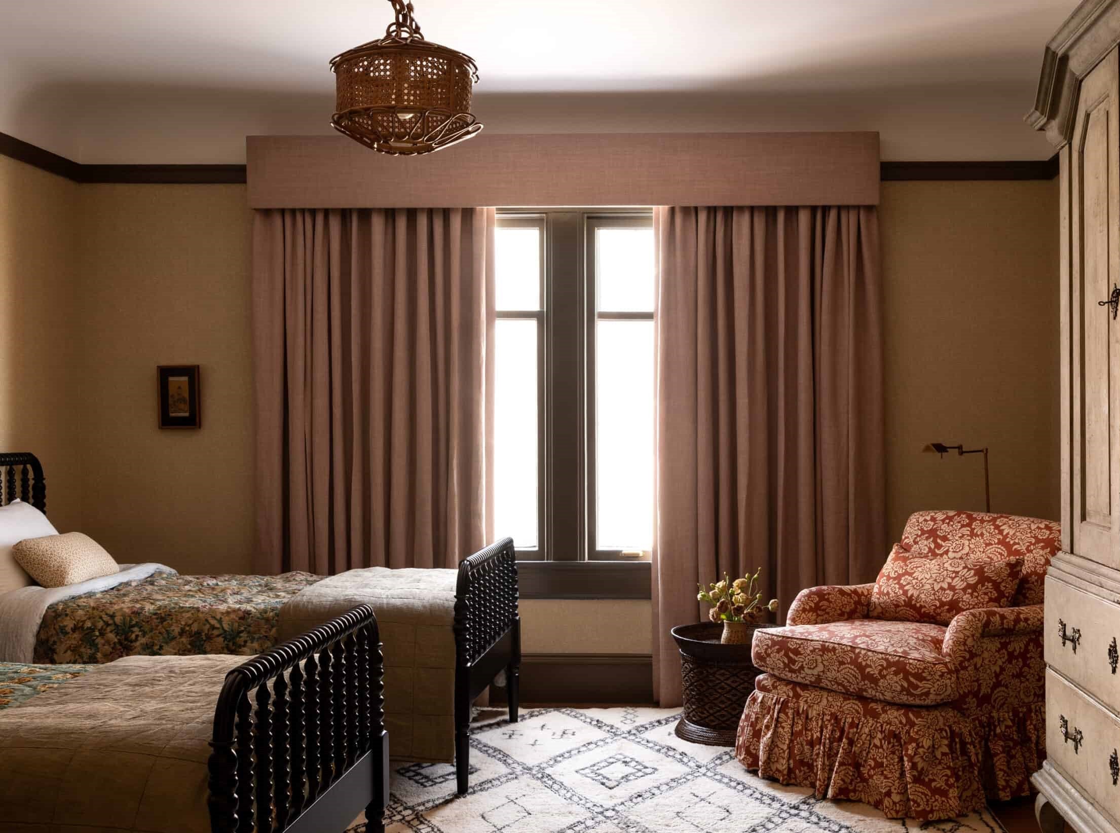 How To Maximise Light-Blocking & Stop Light Leaks from Curtain Edges