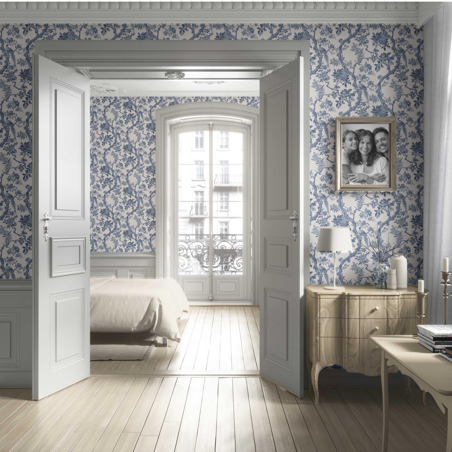 Floral Toile/ Bird Print Chinoiserie Living Room Wallpaper (Navy Blue/ Off-White)